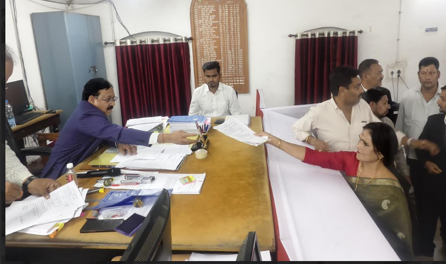 नगरीय निकाय चुनाव: महापौर के लिए 5 अभ्यर्थियों ने किया नामांकन दाखिल नगरीय निकाय चुनाव: महापौर के लिए 5 अभ्यर्थियों ने किया नामांकन दाखिल