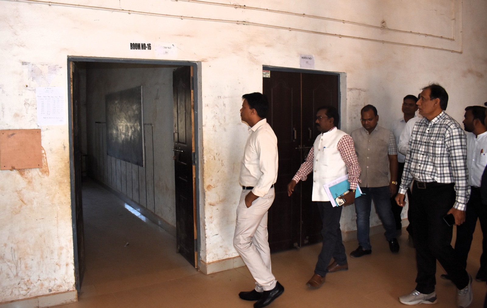 कलेक्टर ने किया गुरूर में विद्यालय के निर्माणाधीन भवन एवं स्ट्रांग रूम का निरीक्षण कलेक्टर ने किया गुरूर में विद्यालय के निर्माणाधीन भवन एवं स्ट्रांग रूम का निरीक्षण