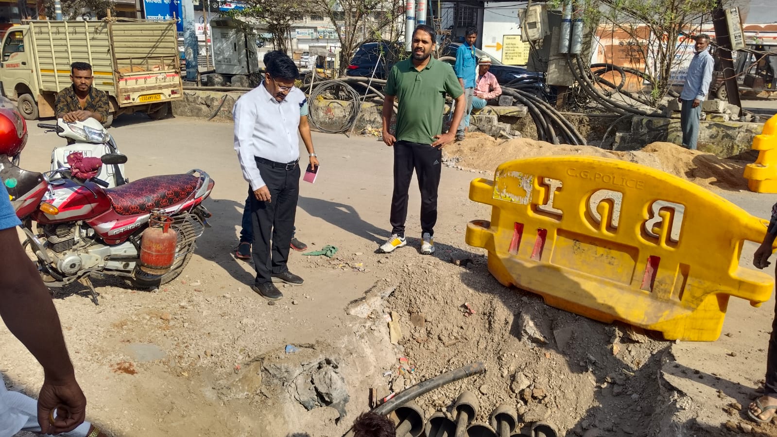 नगर निगम आयुक्त ने मार्गो में सफाई एवं यातायात व्यवस्था का किया निरीक्षण नगर निगम आयुक्त ने मार्गो में सफाई एवं यातायात व्यवस्था का किया निरीक्षण