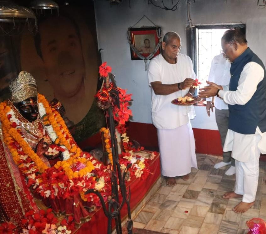 मुख्यमंत्री विष्णुदेव साय ने सोगड़ा आश्रम में की पूजा-अर्चना मुख्यमंत्री विष्णुदेव साय ने सोगड़ा आश्रम में की पूजा-अर्चना