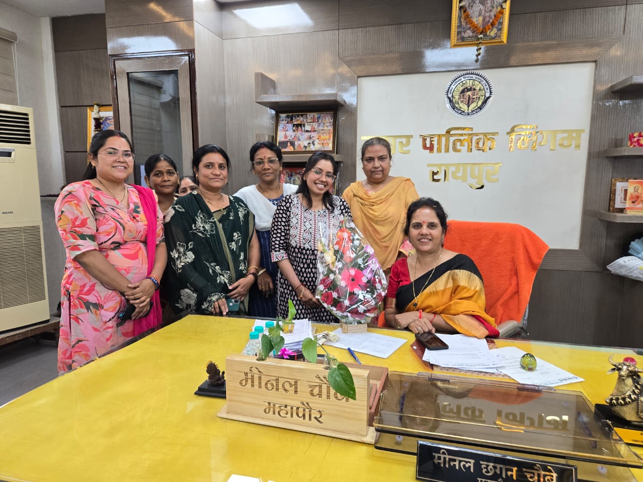 महापौर श्रीमती मीनल चौबे को निगम की महिला कर्मचारियों ने दी हार्दिक शुभकामनायें महापौर श्रीमती मीनल चौबे को निगम की महिला कर्मचारियों ने दी हार्दिक शुभकामनायें