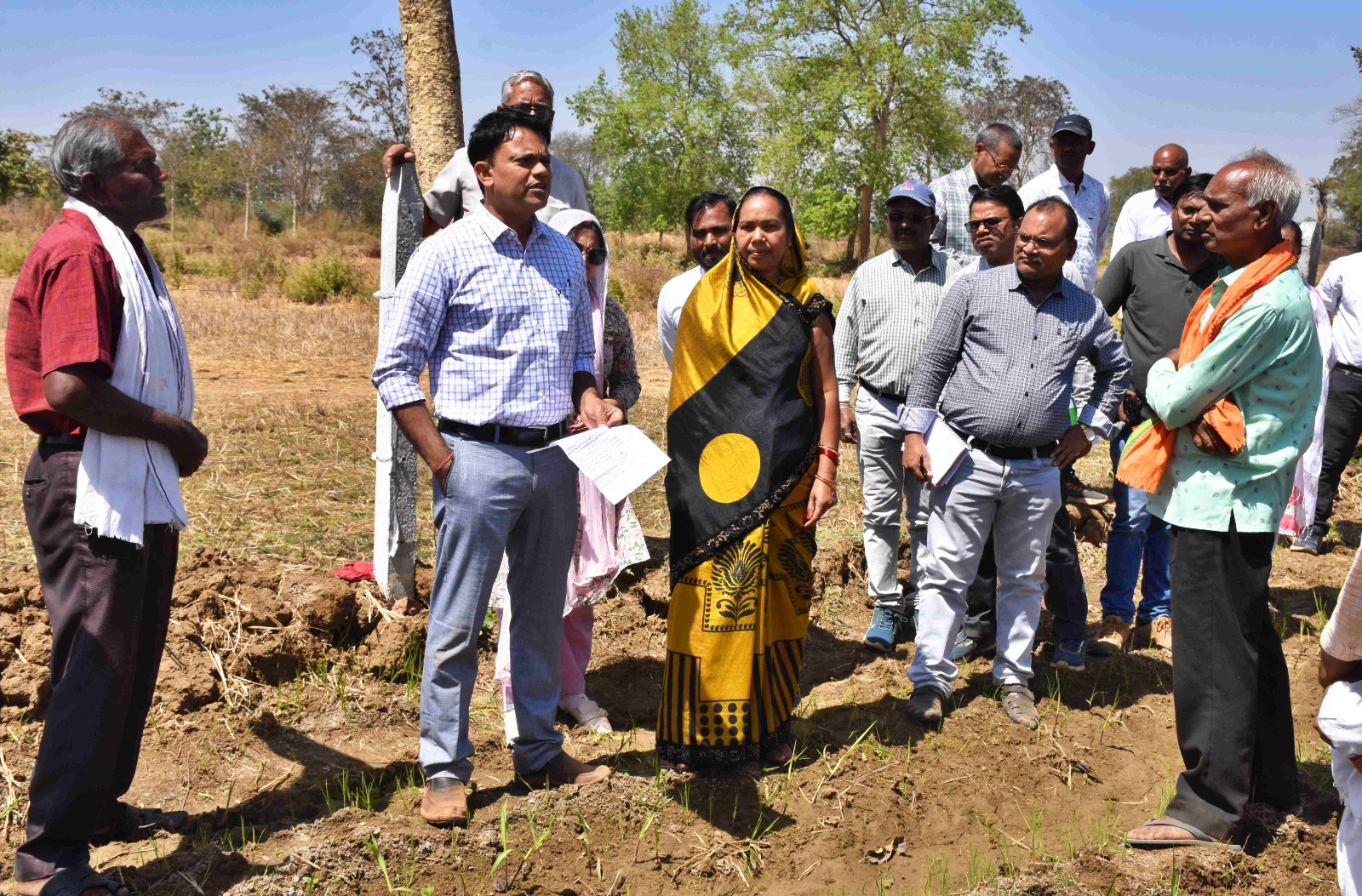 कलेक्टर ने मिर्रीटोला पुरूर में धान के बदले अन्य फसल उत्पादन के कार्य एवं पुराना तालाब का किया अवलोकन कलेक्टर ने मिर्रीटोला पुरूर में धान के बदले अन्य फसल उत्पादन के कार्य एवं पुराना तालाब का किया अवलोकन