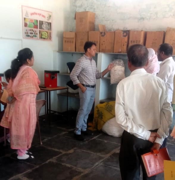 कलेक्टर ने ग्राम जगतरा में महिला समूह द्वारा निर्मित किए जा रहे रूई बत्ती निर्माण कार्य का किया अवलोकन कलेक्टर ने ग्राम जगतरा में महिला समूह द्वारा निर्मित किए जा रहे रूई बत्ती निर्माण कार्य का किया अवलोकन