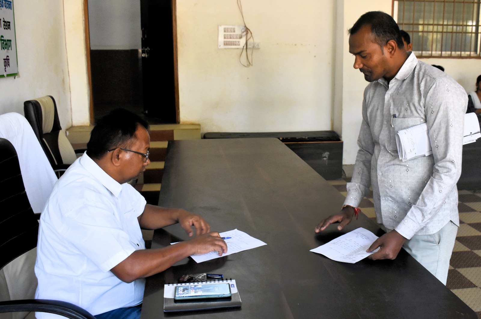 अपर कलेक्टर ने जनदर्शन में सुनी आम लोगों की समस्याएं अपर कलेक्टर ने जनदर्शन में सुनी आम लोगों की समस्याएं