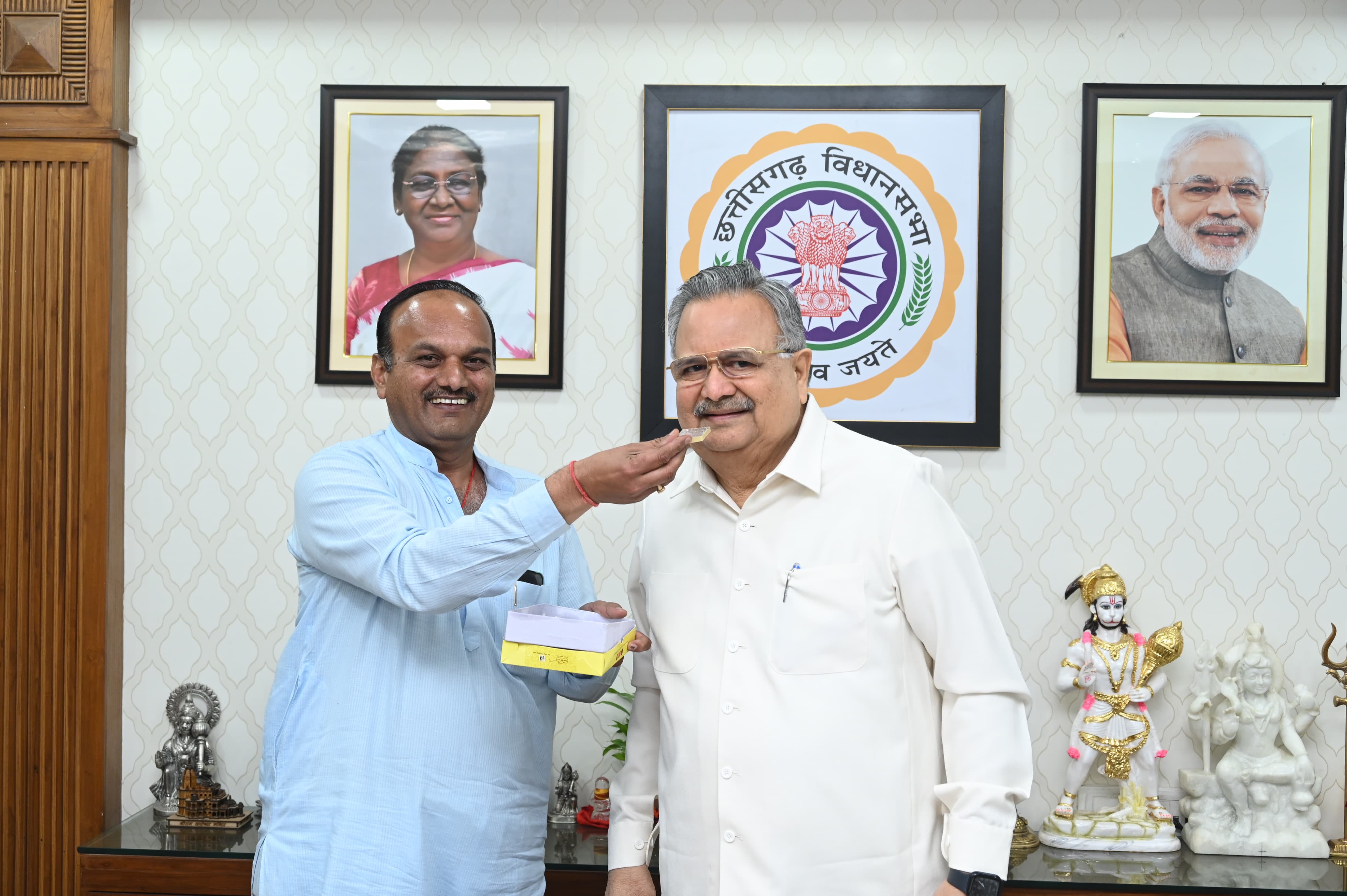 विधानसभा अध्यक्ष डॉ. रमन सिंह से रायपुर निगम रायपुर के सभापति सूर्यकान्त राठौड़ ने की सौजन्य भेंट विधानसभा अध्यक्ष डॉ. रमन सिंह से रायपुर निगम रायपुर के सभापति सूर्यकान्त राठौड़ ने की सौजन्य भेंट