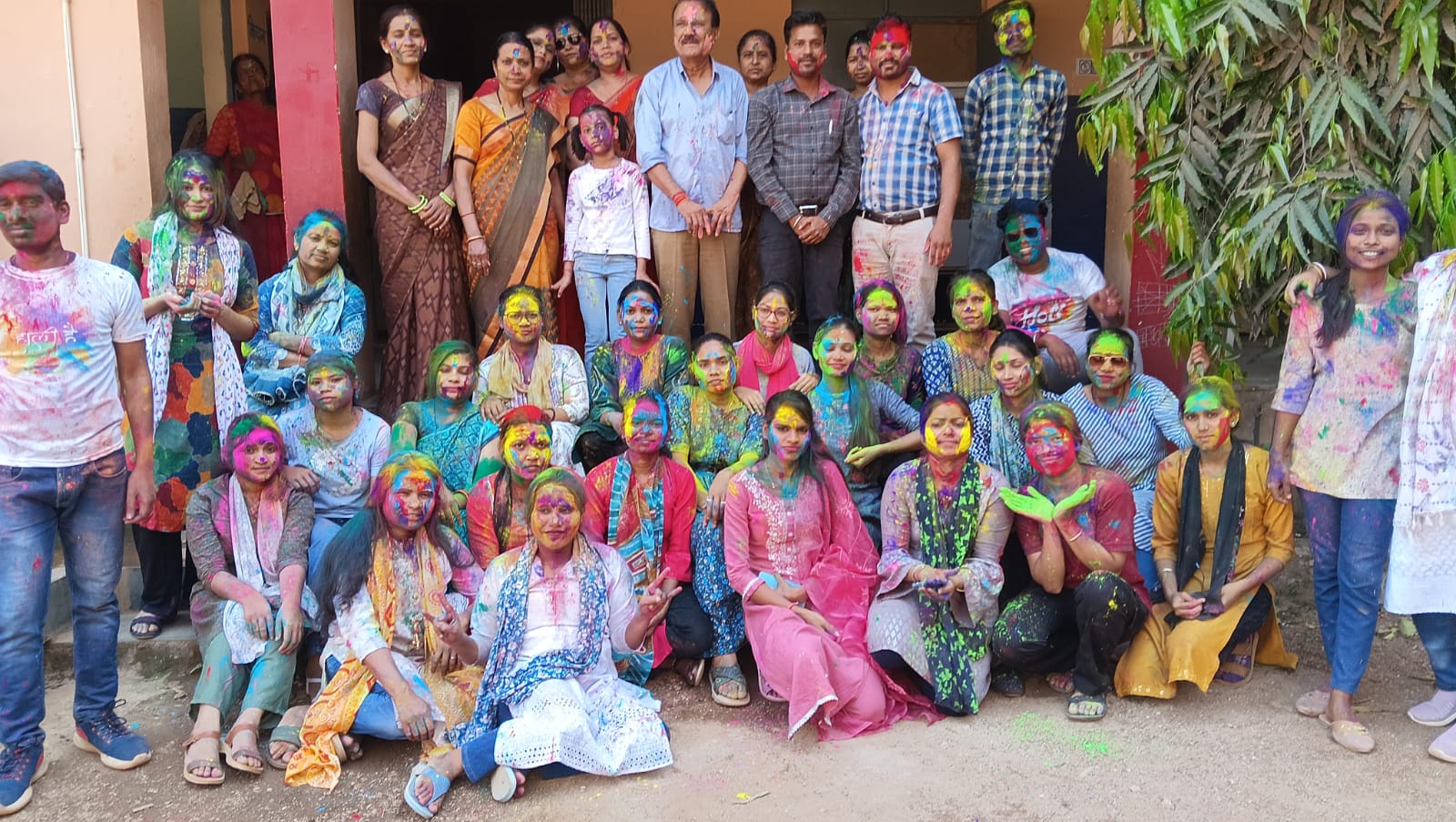 विकास कालेज के छात्र- अध्यापक हुवे रंग से सरोबार विकास कालेज के छात्र- अध्यापक हुवे रंग से सरोबार