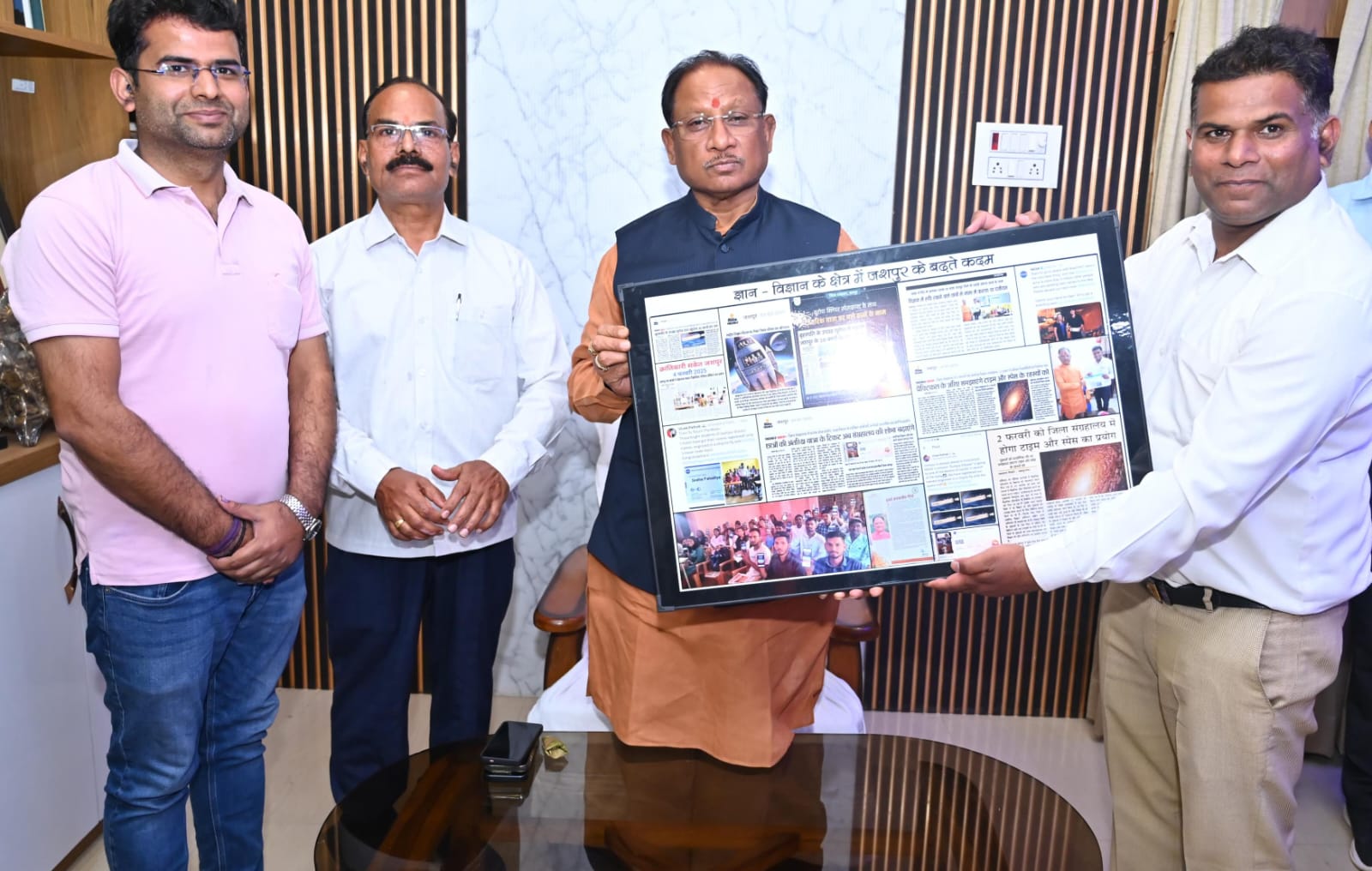 मुख्यमंत्री श्री साय को शिक्षक ने भेंट किया विज्ञान जागरूकता अभियान का एल्बम मुख्यमंत्री श्री साय को शिक्षक ने भेंट किया विज्ञान जागरूकता अभियान का एल्बम