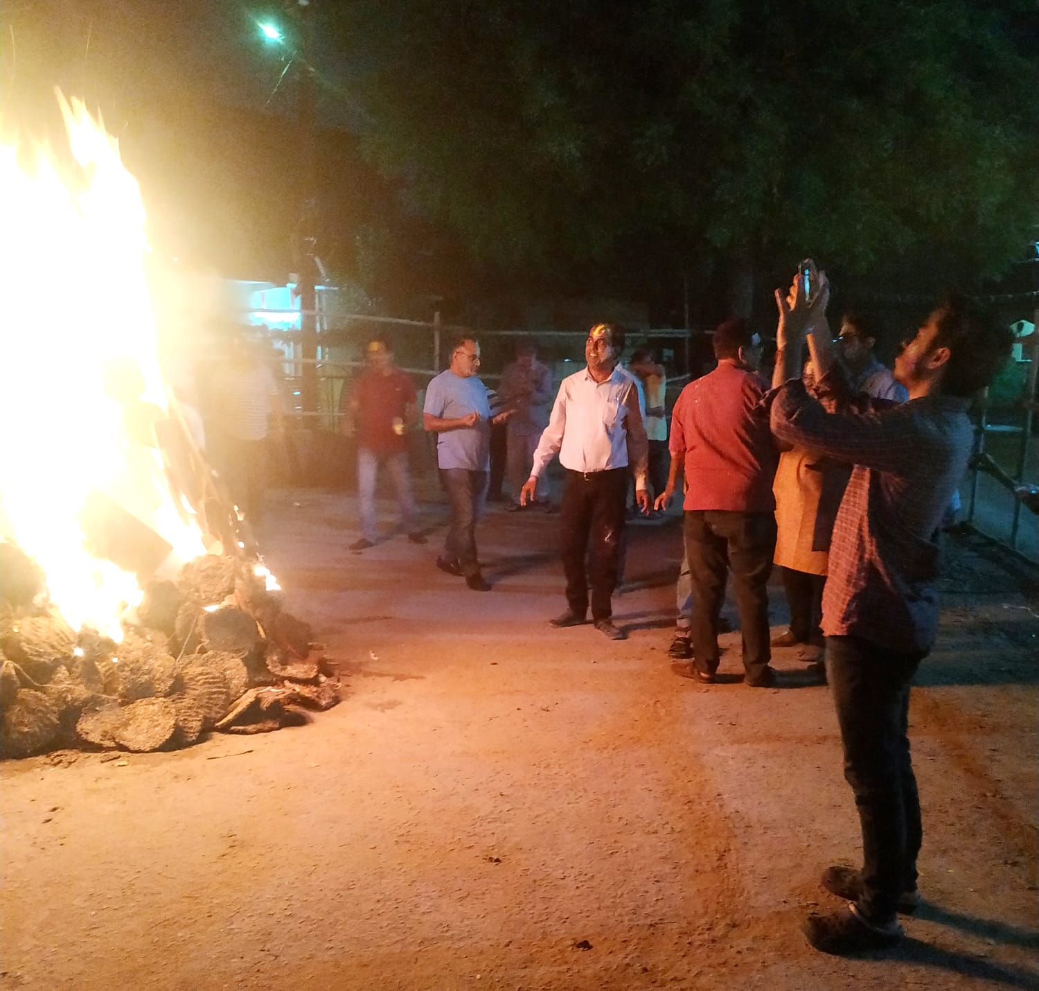 महाराष्ट्र मंडल में जलाई गई कंडे की होली महाराष्ट्र मंडल में जलाई गई कंडे की होली