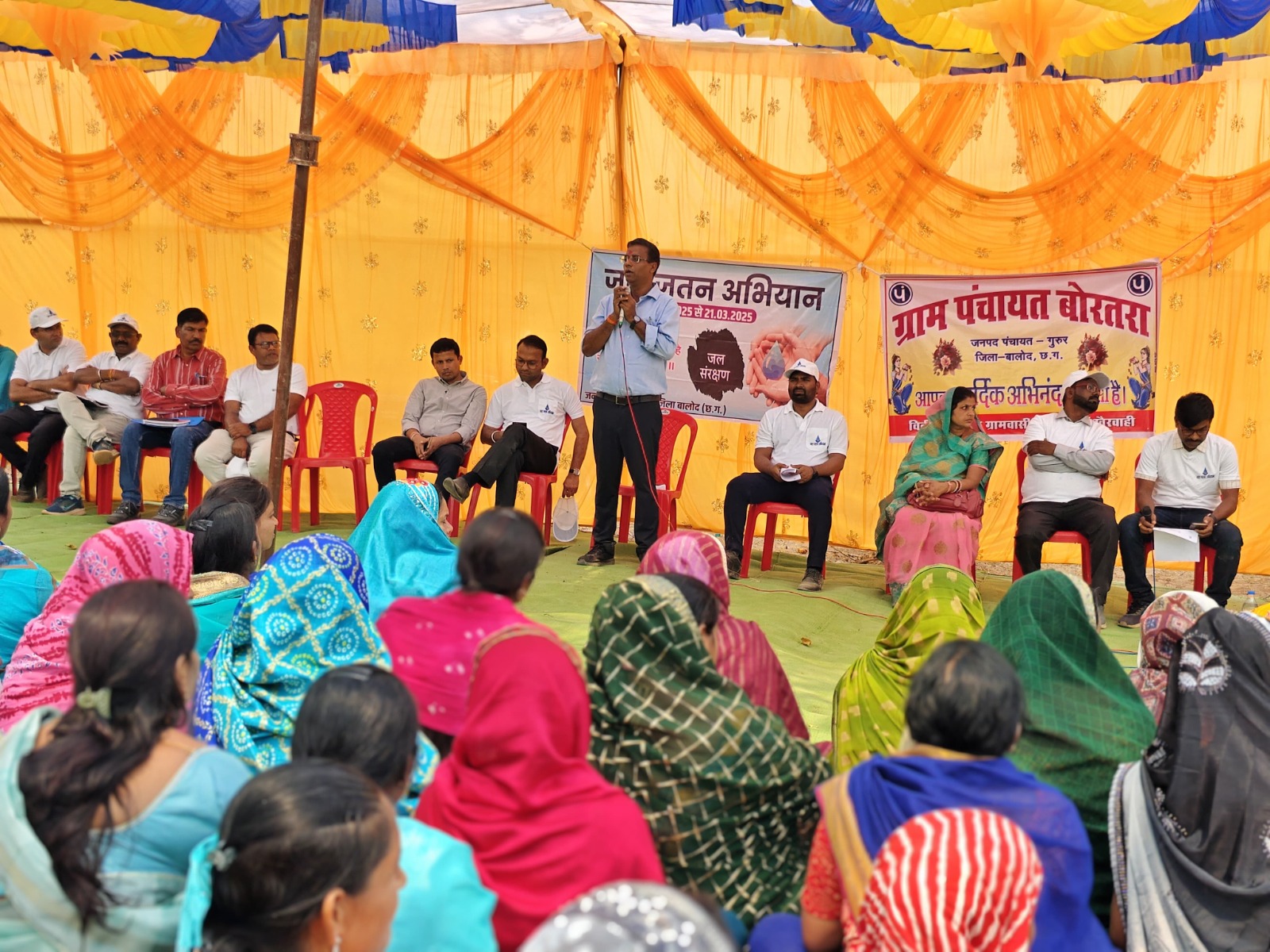 जल संरक्षण हेतु सामूहिक भागीदारी से खैरवाही के नाला में किया गया बोरी बंधान का कार्य जल संरक्षण हेतु सामूहिक भागीदारी से खैरवाही के नाला में किया गया बोरी बंधान का कार्य