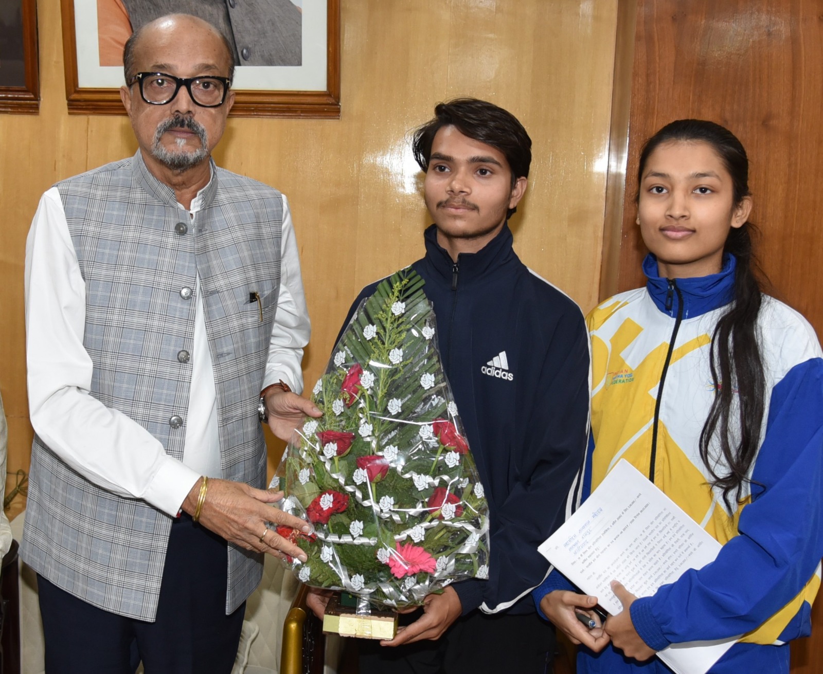 राज्यपाल ने विश्व योग प्रतियोगिता के लिए चयनित प्रतिभागियों को 25-25 हजार रूपए की सहायता राशि दी राज्यपाल ने विश्व योग प्रतियोगिता के लिए चयनित प्रतिभागियों को 25-25 हजार रूपए की सहायता राशि दी