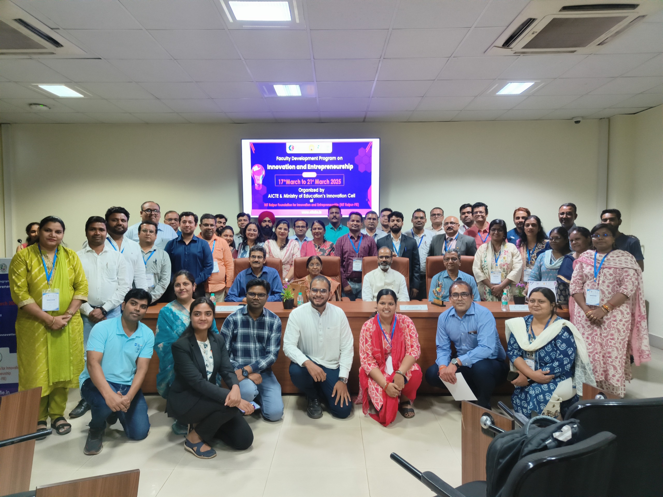 एनआईटी रायपुर एफआईई में नवाचार और उद्यमिता पर फैकल्टी डेवलपमेंट प्रोग्राम सफलतापूर्वक संपन्न एनआईटी रायपुर एफआईई में नवाचार और उद्यमिता पर फैकल्टी डेवलपमेंट प्रोग्राम सफलतापूर्वक संपन्न