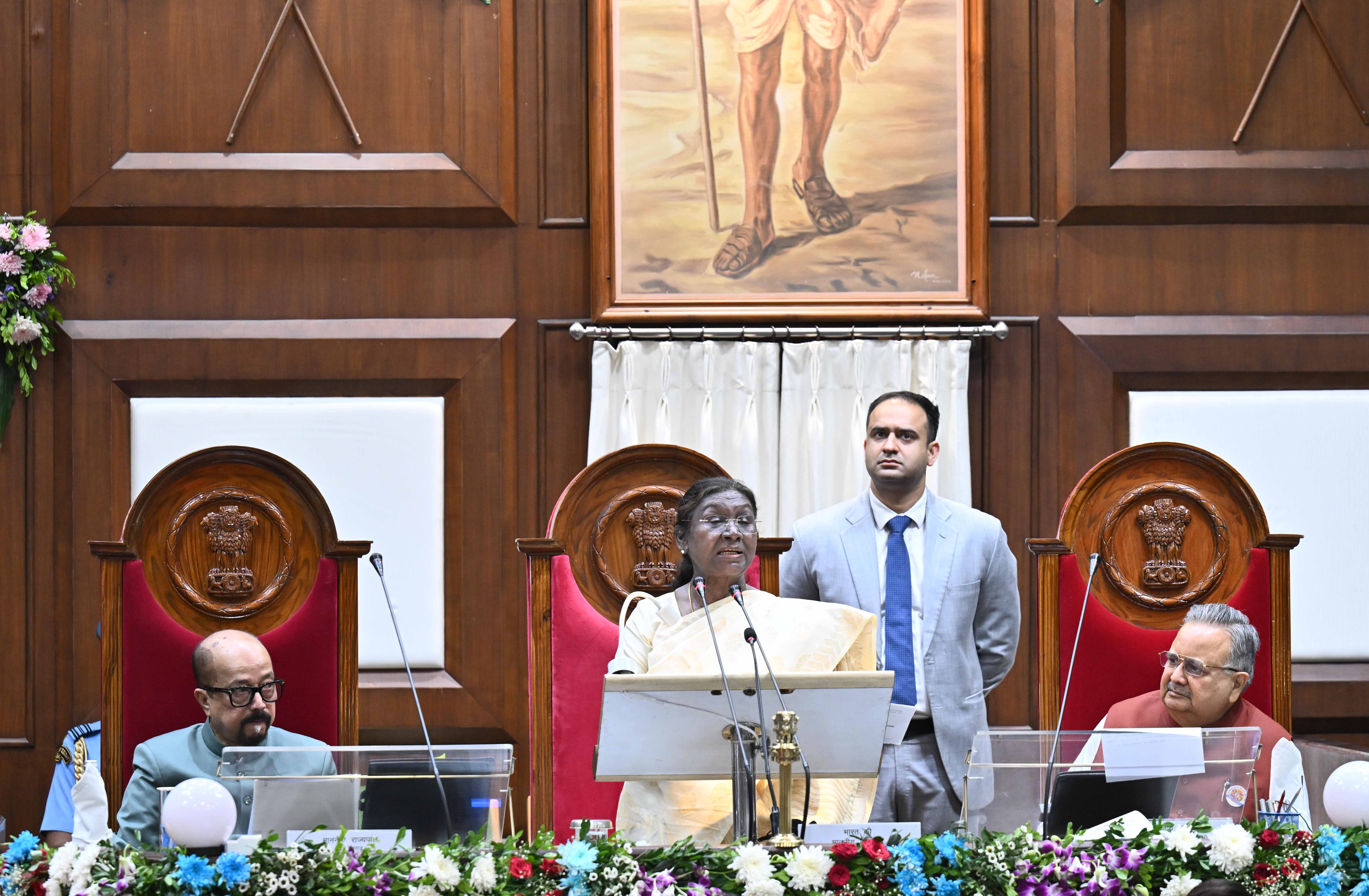 राष्ट्रपति मुर्मु का छत्तीसगढ़ विधानसभा में आह्वान: नारी सशक्तीकरण और समरसता से बनेगा श्रेष्ठ छत्तीसगढ़ राष्ट्रपति मुर्मु का छत्तीसगढ़ विधानसभा में आह्वान: नारी सशक्तीकरण और समरसता से बनेगा श्रेष्ठ छत्तीसगढ़