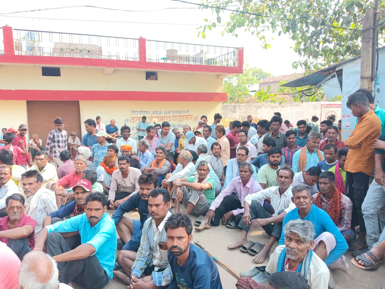 शराब दूकान खोलने प्रस्ताव न देने पर बर्खास्तगी की धमकी से मचा बवाल , ग्रामीणों ने खोला मोर्चा शराब दूकान खोलने प्रस्ताव न देने पर बर्खास्तगी की धमकी से मचा बवाल , ग्रामीणों ने खोला मोर्चा