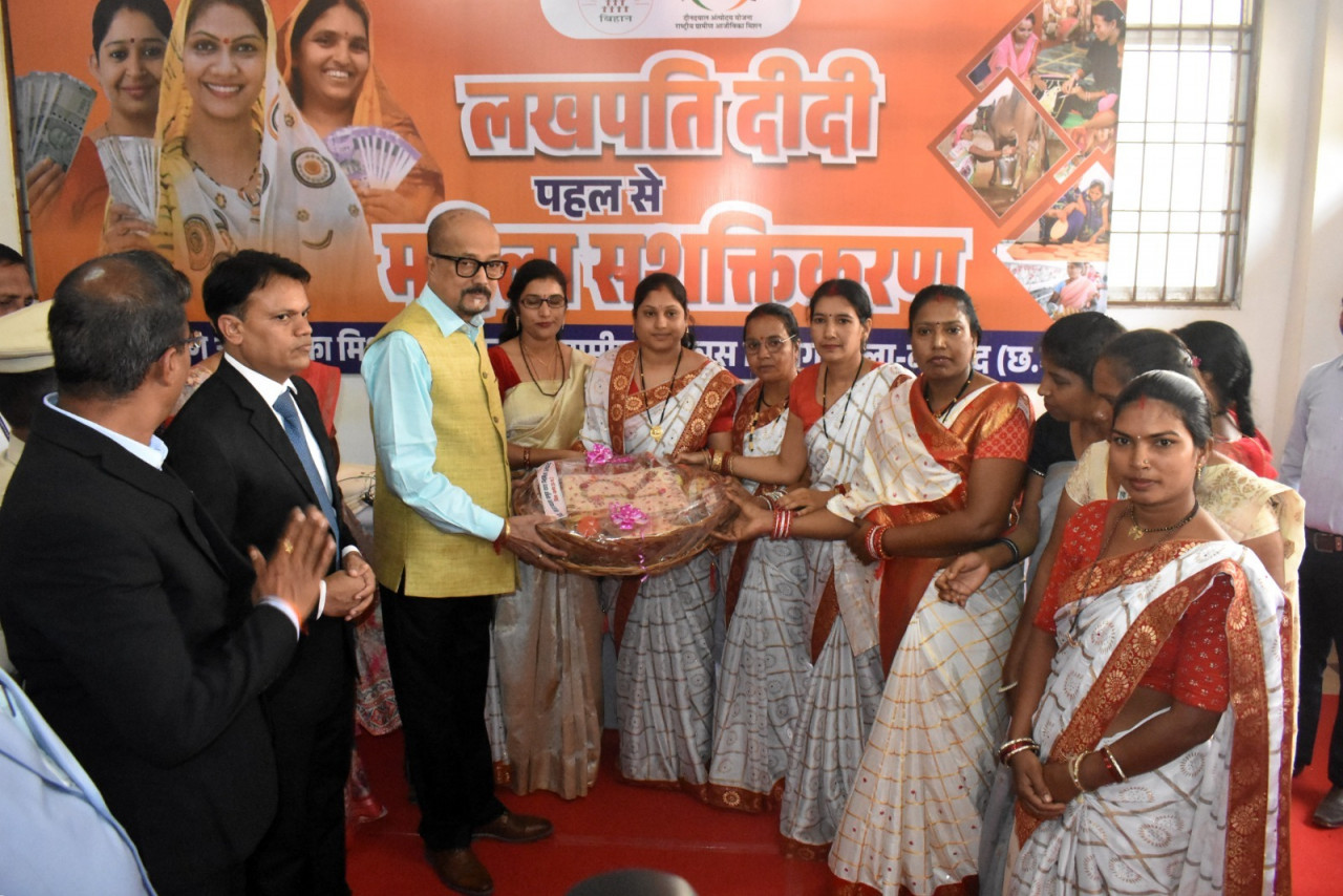 राज्यपाल ने किया दिव्यांगों को इलेक्ट्रिक व्हील चेयर और हितग्राहियों को चेक का वितरण राज्यपाल ने किया दिव्यांगों को इलेक्ट्रिक व्हील चेयर और हितग्राहियों को चेक का वितरण