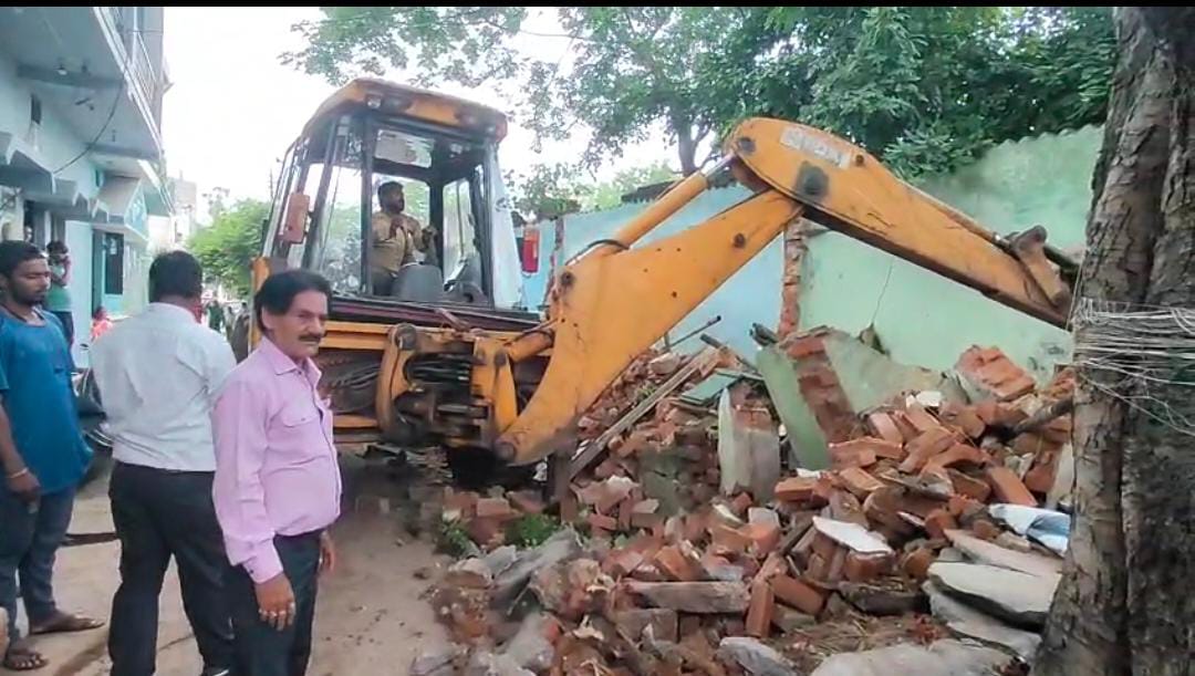 अवैध अतिक्रमण को निगम ने हटाया अवैध अतिक्रमण को निगम ने हटाया