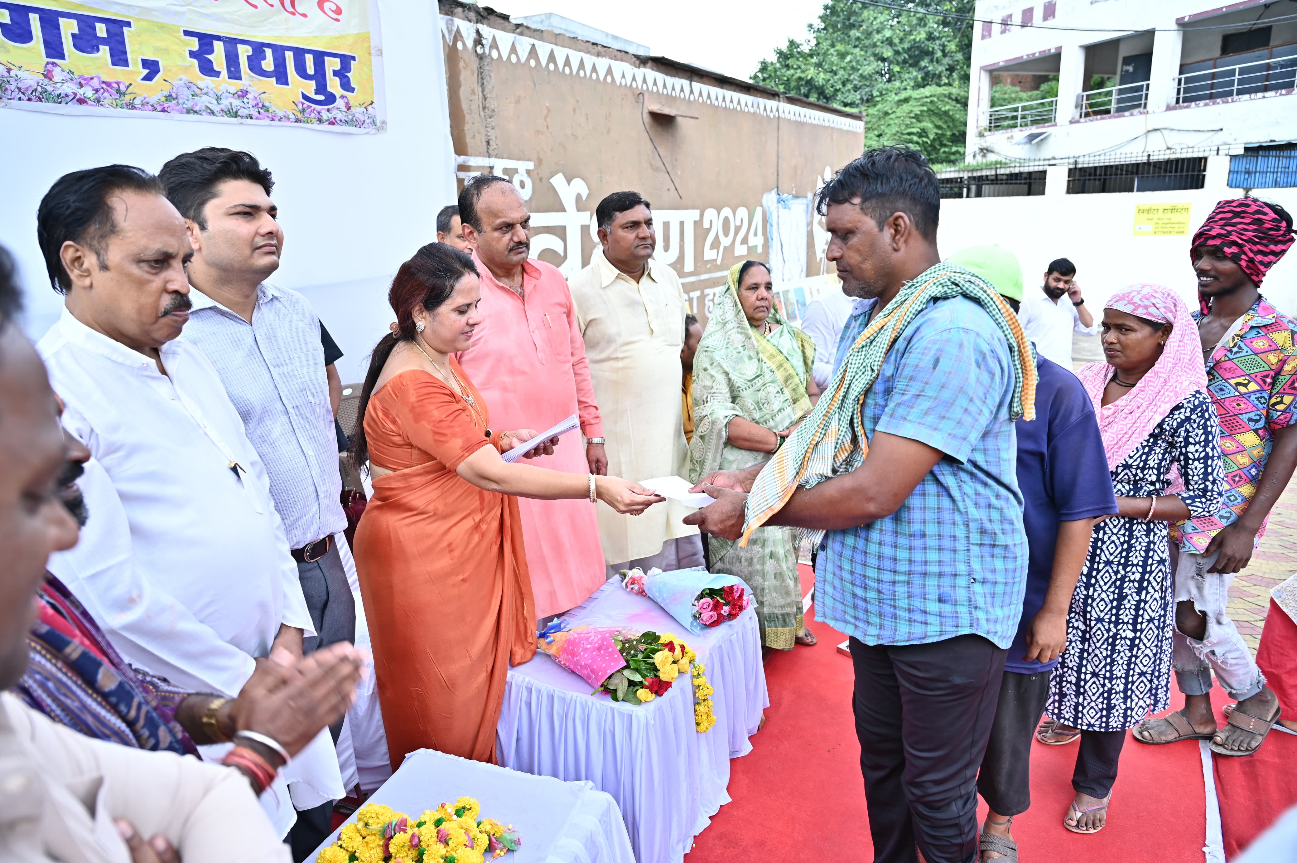 नगर निगम जोन 2 के 300 सफाई मित्रों एवं स्वच्छता दीदियों का महापौर मीनल, सभापति सूर्यकांत, आयुक्त विश्वदीप ने पार्षदों सहित किया सम्मान नगर निगम जोन 2 के 300 सफाई मित्रों एवं स्वच्छता दीदियों का महापौर मीनल, सभापति सूर्यकांत, आयुक्त विश्वदीप ने पार्षदों सहित किया सम्मान