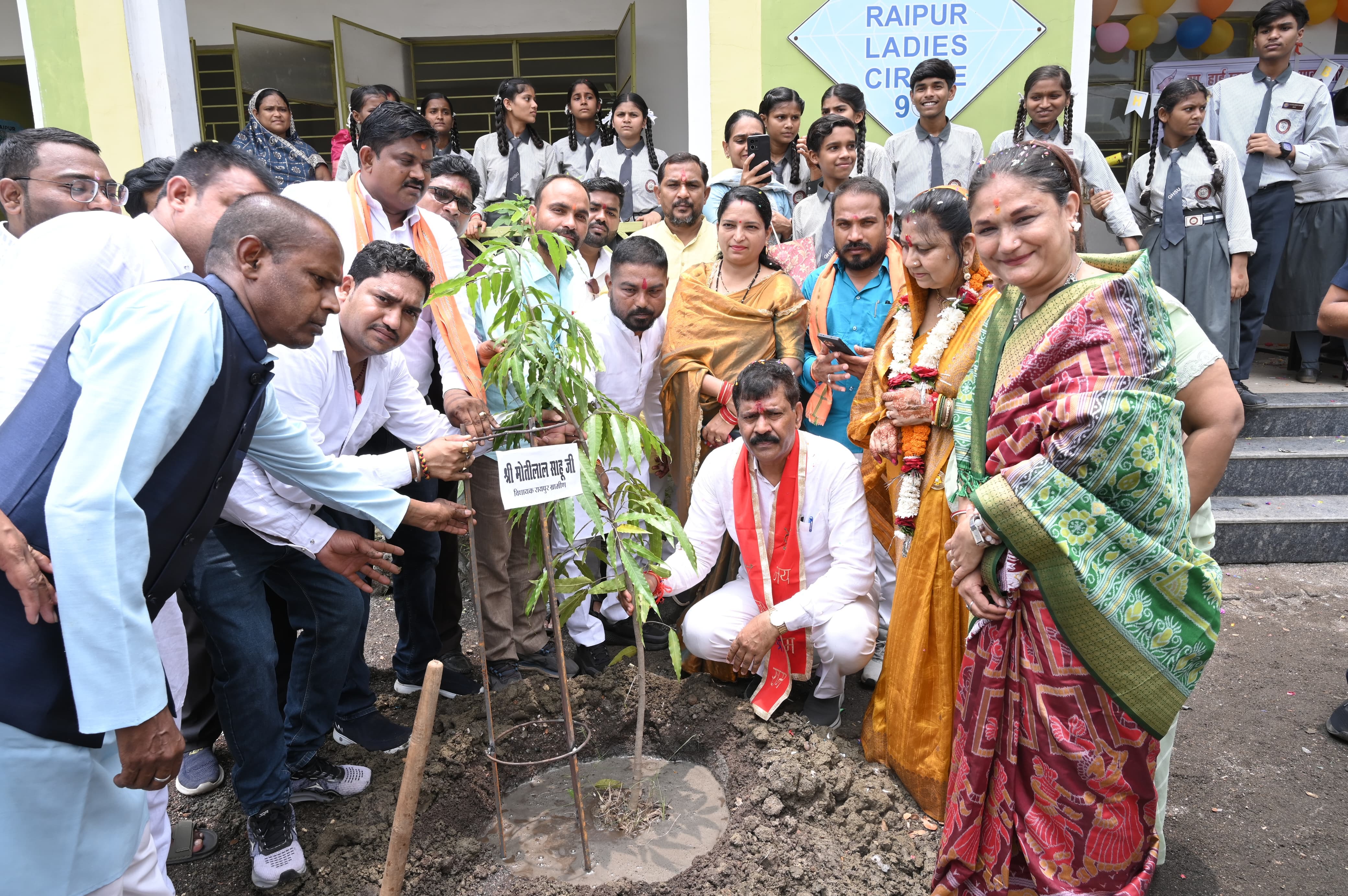 विधायक मोतीलाल साहू ने अपने जन्मदिवस के अवसर पर किया पौधरोपण विधायक मोतीलाल साहू ने अपने जन्मदिवस के अवसर पर किया पौधरोपण