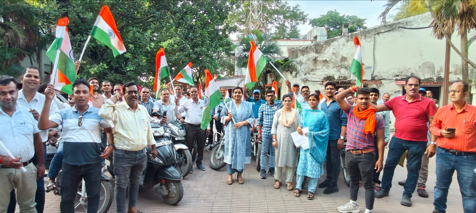 दक्षिण पूर्व मध्य रेलवे में तिरंगा रैली और ‘हर घर तिरंगा’ अभियान से गूंजा देशभक्ति का जज़्बा दक्षिण पूर्व मध्य रेलवे में तिरंगा रैली और ‘हर घर तिरंगा’ अभियान से गूंजा देशभक्ति का जज़्बा