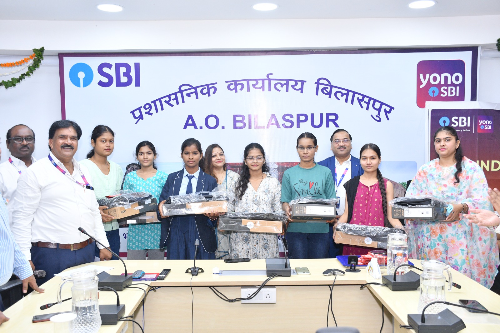 भारतीय स्टेट बैंक द्वारा गरीब बच्चों को लैपटॉप वितरण भारतीय स्टेट बैंक द्वारा गरीब बच्चों को लैपटॉप वितरण