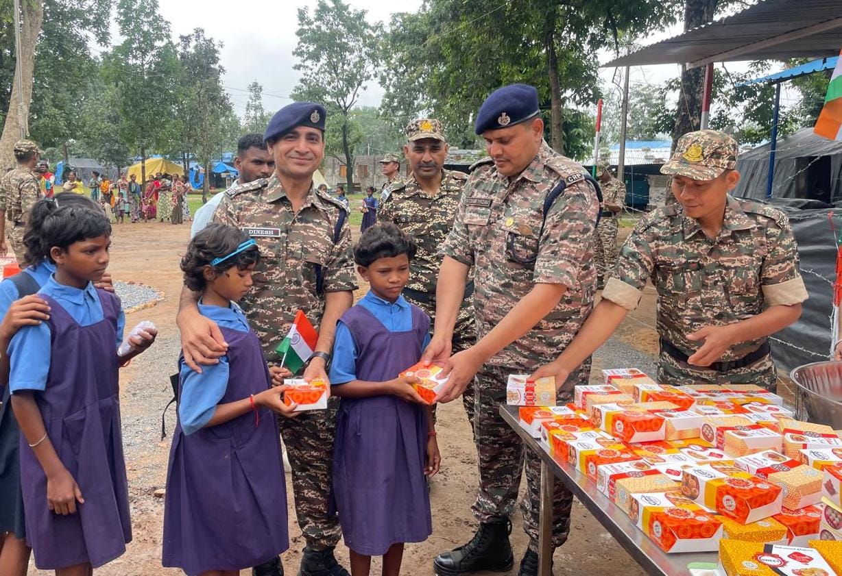 आज़ादी के बाद पहली बार बस्तर के 29 गांवों में शान से लहराया तिरंगा आज़ादी के बाद पहली बार बस्तर के 29 गांवों में शान से लहराया तिरंगा