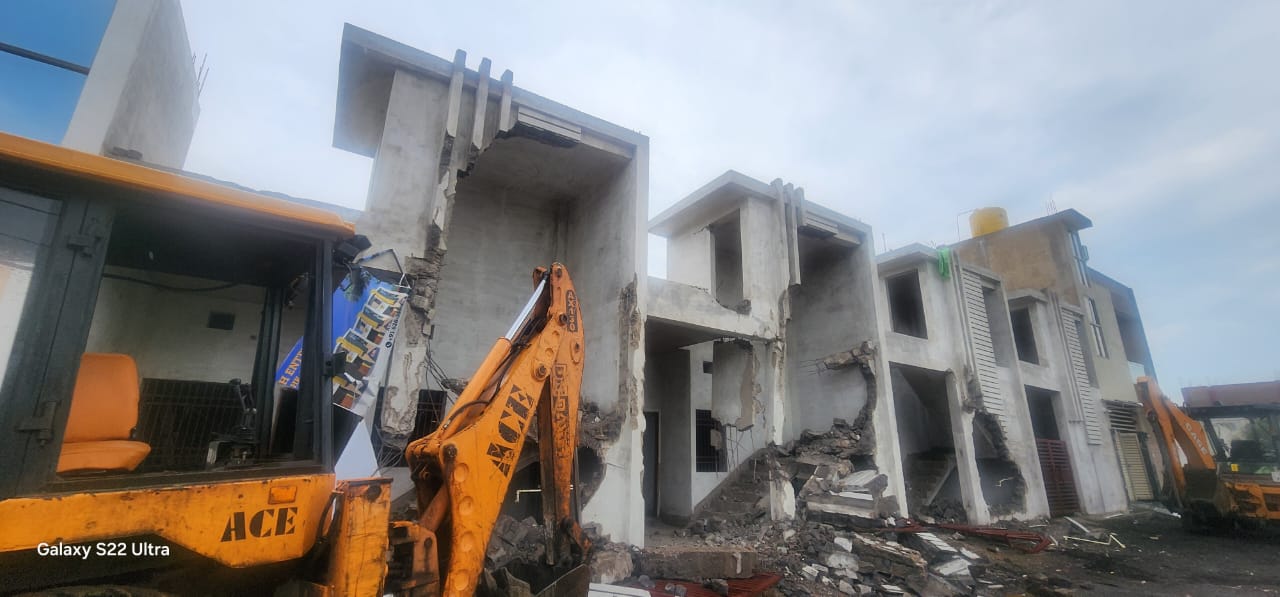 अवैध रूप से निर्मित 6 मकानों के अवैध रो हाउस को तोड़ने की कार्यवाही अवैध रूप से निर्मित 6 मकानों के अवैध रो हाउस को तोड़ने की कार्यवाही