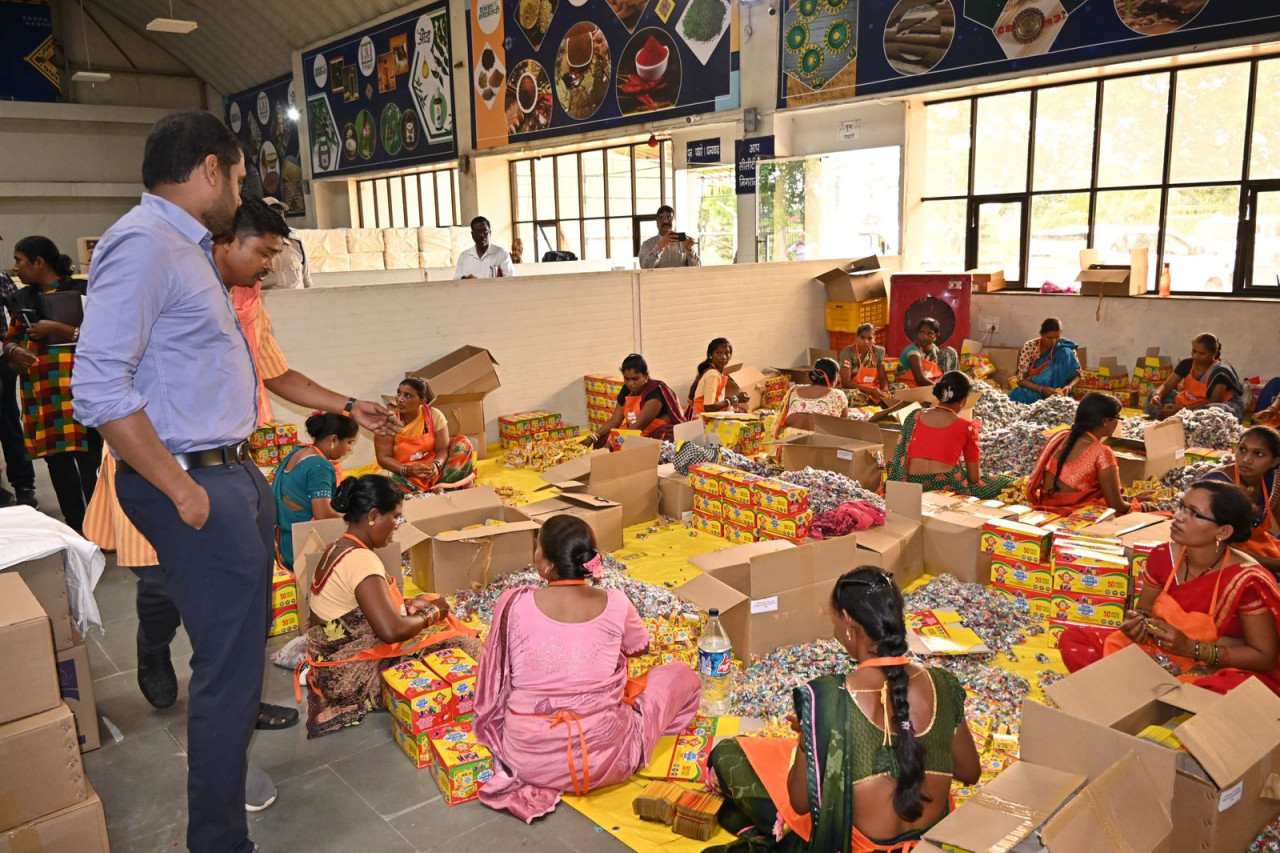 धमतरी से देशभर में गूंजेगी ग्रीन आतिशबाजी: 100 से अधिक महिलाओं को मिला रोजगार धमतरी से देशभर में गूंजेगी ग्रीन आतिशबाजी: 100 से अधिक महिलाओं को मिला रोजगार