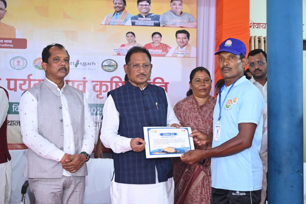 मुख्यमंत्री विष्णुदेव साय ने की सामुदायिक पर्यटन की नई पहल मुख्यमंत्री विष्णुदेव साय ने की सामुदायिक पर्यटन की नई पहल