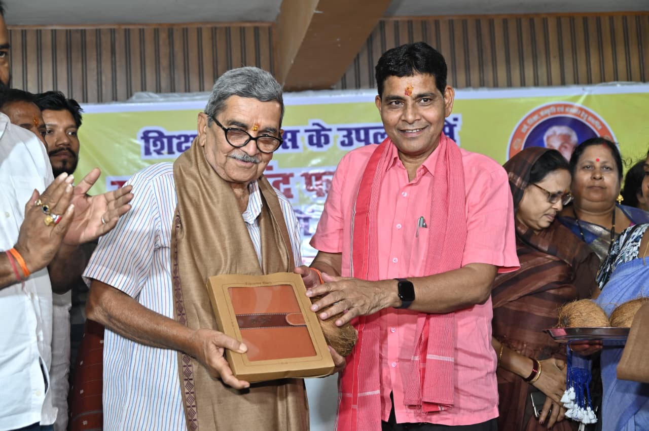 शिक्षक व पत्रकार समाज के दो महत्वपूर्ण आधार स्तम्भ - मंत्री श्री वर्मा शिक्षक व पत्रकार समाज के दो महत्वपूर्ण आधार स्तम्भ - मंत्री श्री वर्मा