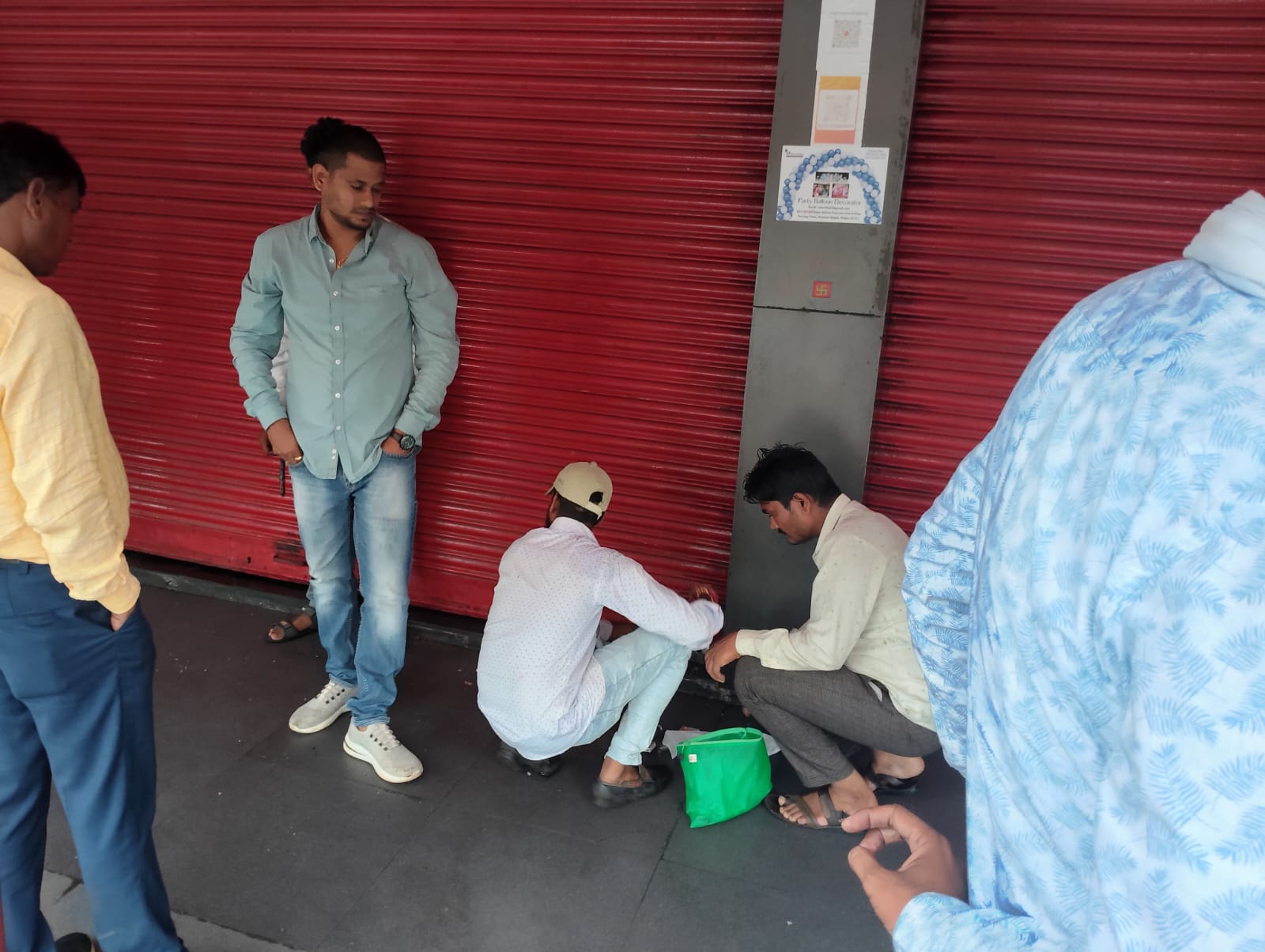 गन्दगी मिलने और नियमानुसार आवश्यक दस्तावेज नहीं मिलने पर तत्काल सीलबंद गन्दगी मिलने और नियमानुसार आवश्यक दस्तावेज नहीं मिलने पर तत्काल सीलबंद