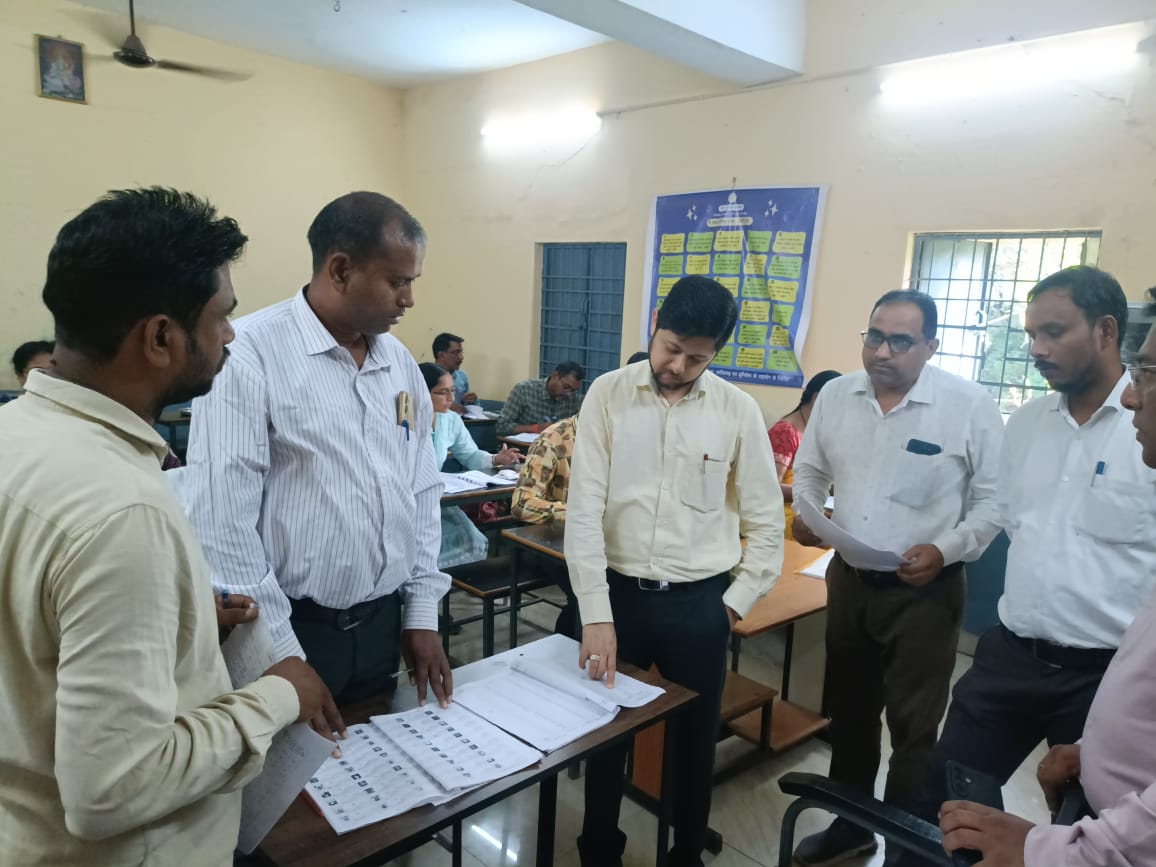 कलेक्टर ने किया तिलक स्कूल दुर्ग में निर्वाचक नामावली मिलान कार्य का आकस्मिक निरीक्षण कलेक्टर ने किया तिलक स्कूल दुर्ग में निर्वाचक नामावली मिलान कार्य का आकस्मिक निरीक्षण