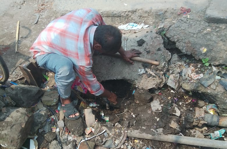 फाफाडीह में पीली बिल्डिंग के सामने पाईप लाईन लीकेज को तत्काल टीम भेजकर सुधारा गया फाफाडीह में पीली बिल्डिंग के सामने पाईप लाईन लीकेज को तत्काल टीम भेजकर सुधारा गया