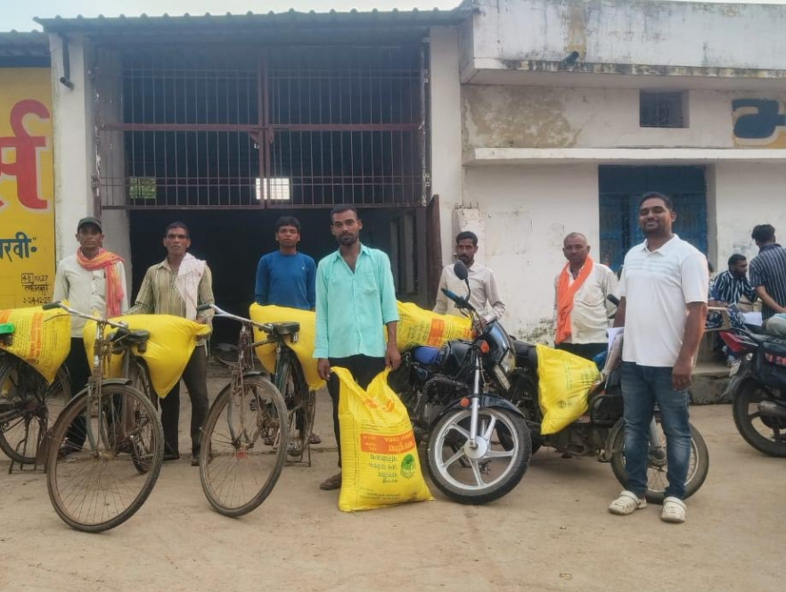 शासकीय दर पर किया गया यूरिया का वितरण शासकीय दर पर किया गया यूरिया का वितरण