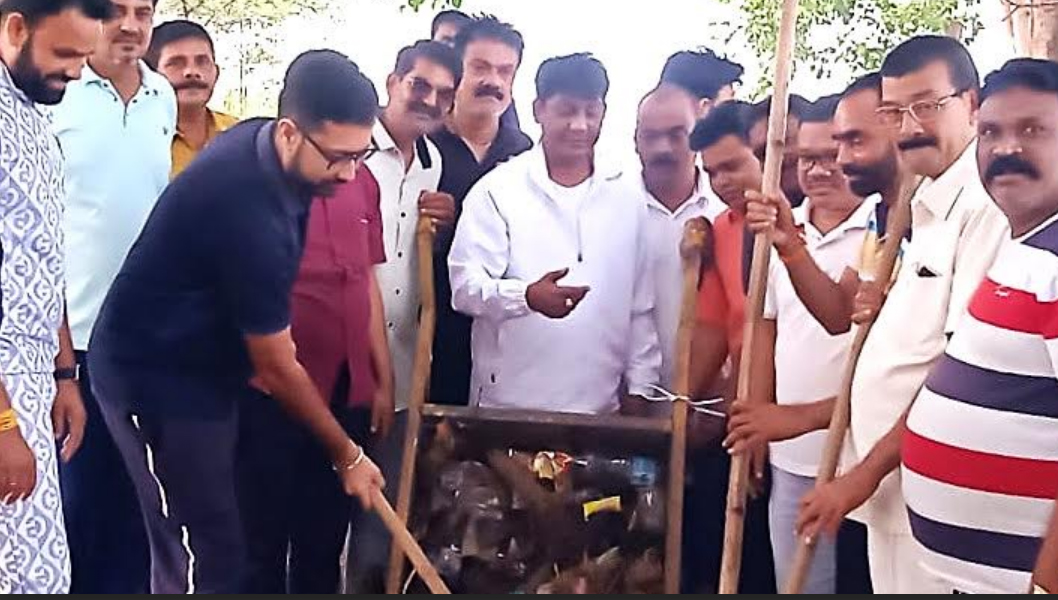 विधायक एवं कलेक्टर ने बंधवा तालाब की सफाई कर दिया स्वच्छता का संदेश विधायक एवं कलेक्टर ने बंधवा तालाब की सफाई कर दिया स्वच्छता का संदेश