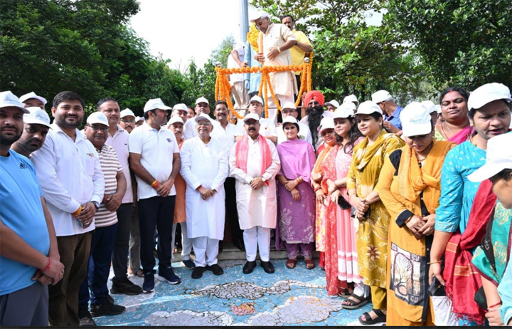 उप मुख्यमंत्री अरूण साव और अधिकारियों ने स्वच्छता के लिए किया श्रमदान उप मुख्यमंत्री अरूण साव और अधिकारियों ने स्वच्छता के लिए किया श्रमदान