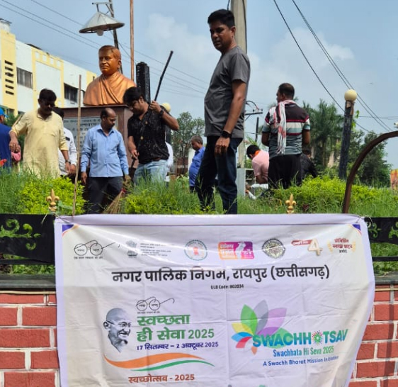 स्वच्छोत्सव : निगम जोन 5 में वार्ड पार्षद आशु चंद्रवंशी ने श्रमदान कर सफाई की स्वच्छोत्सव : निगम जोन 5 में वार्ड पार्षद आशु चंद्रवंशी ने श्रमदान कर सफाई की