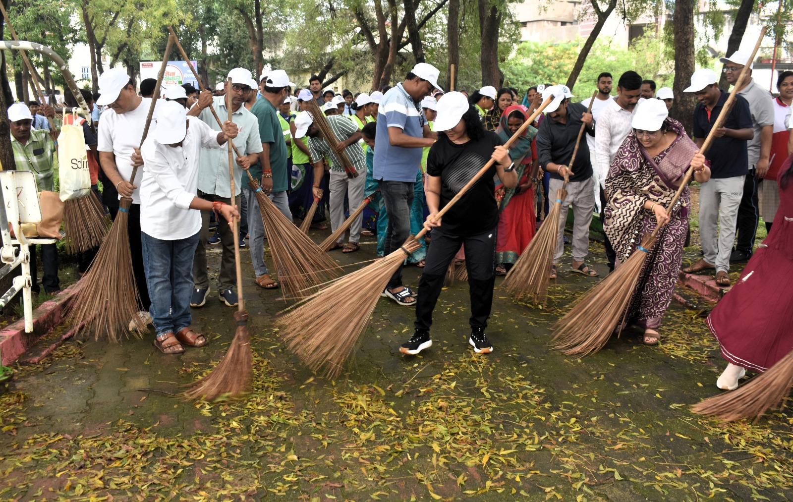 बालोद के गंगासागर तालाब में चलाया गया स्वच्छता अभियान बालोद के गंगासागर तालाब में चलाया गया स्वच्छता अभियान