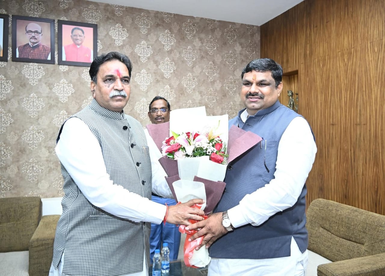 विधायक राजेश मूणत ने शिक्षा मंत्री गजेंद्र यादव से की मुलाकात विधायक राजेश मूणत ने शिक्षा मंत्री गजेंद्र यादव से की मुलाकात