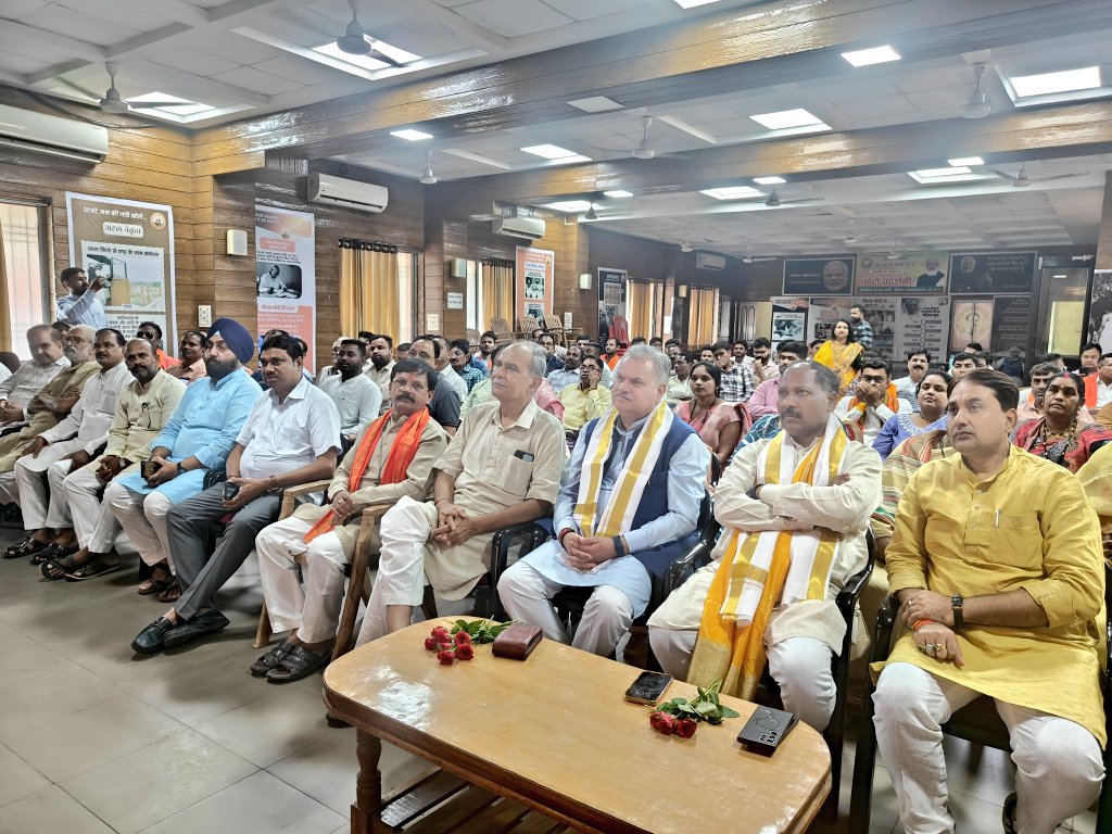 छत्तीसगढ़ में विभिन्न स्थानों पर भाजपा नेताओं ने सुनी 'मन की बात' छत्तीसगढ़ में विभिन्न स्थानों पर भाजपा नेताओं ने सुनी 'मन की बात'