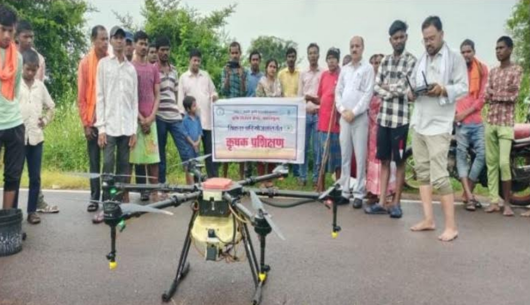धान की फसल में ड्रोन तकनीक का प्रदर्शन, किसानों को दी गई तकनीकी जानकारी धान की फसल में ड्रोन तकनीक का प्रदर्शन, किसानों को दी गई तकनीकी जानकारी