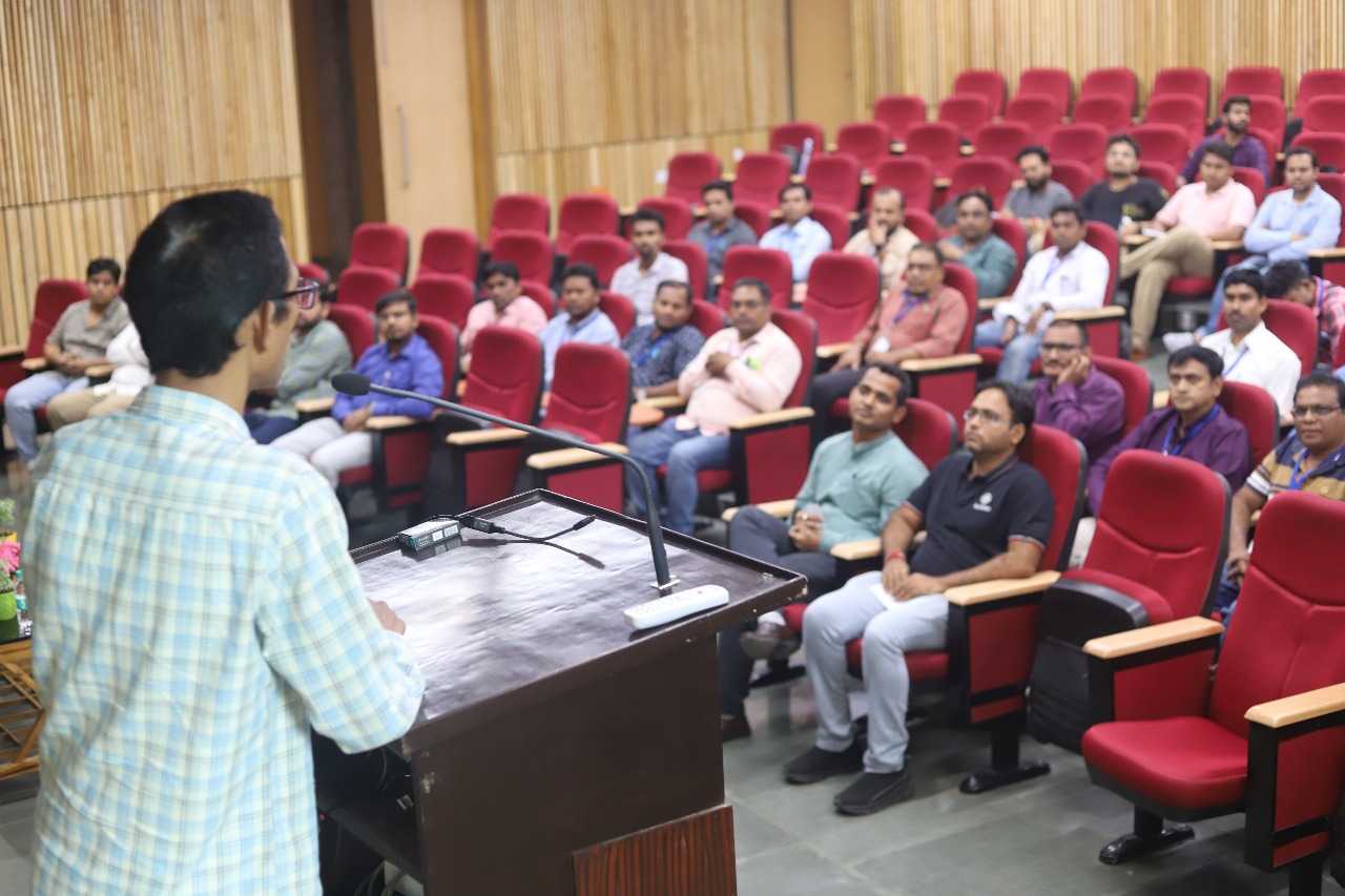 आईआईटी भिलाई में एसईसीआर तकनीशियनों ने सीखी इलेक्ट्रिक लोकोमोटिव रखरखाव की उन्नत तकनीकें आईआईटी भिलाई में एसईसीआर तकनीशियनों ने सीखी इलेक्ट्रिक लोकोमोटिव रखरखाव की उन्नत तकनीकें