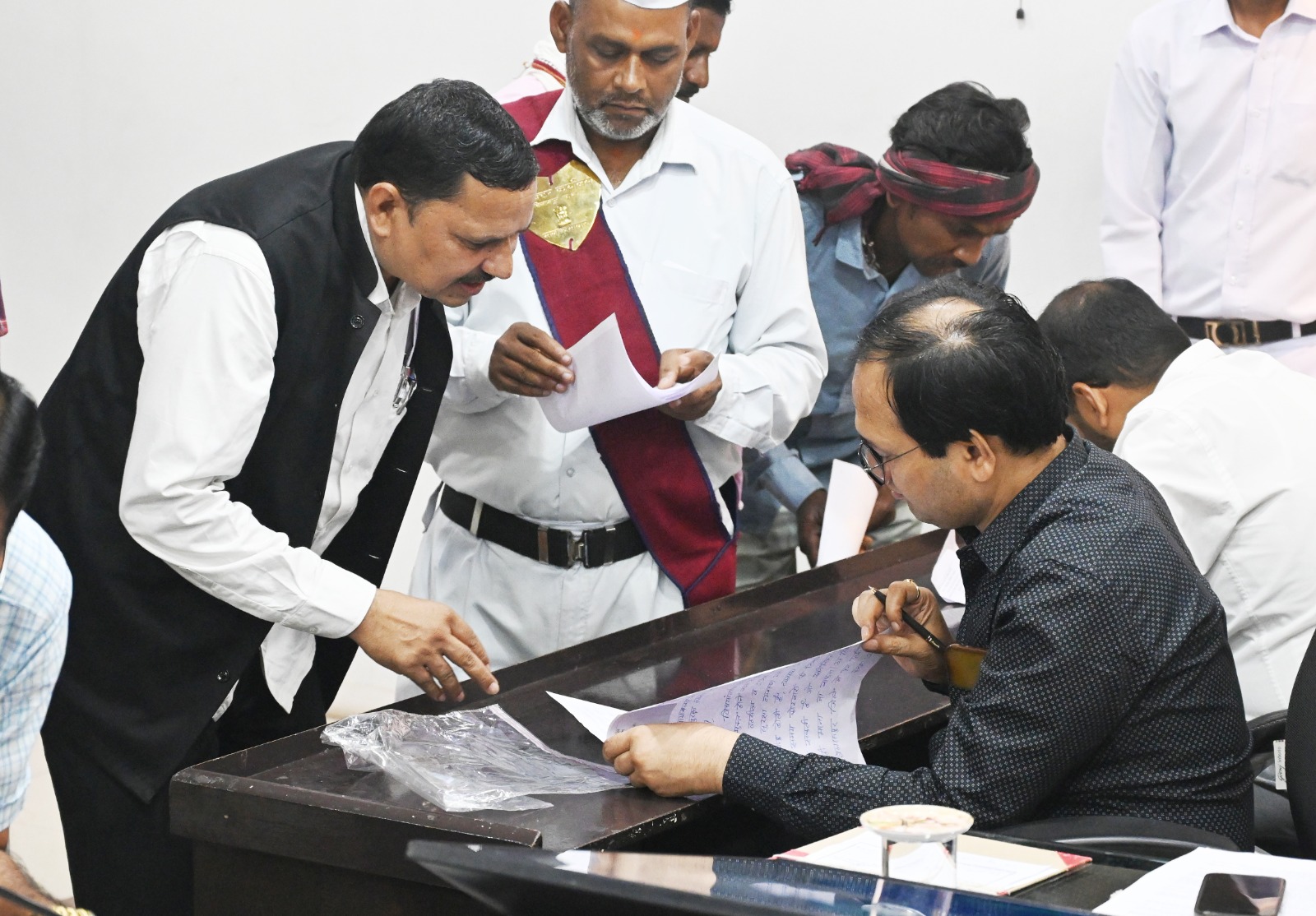 कलेक्टर ने सुनी लोगों की समस्याएं, आवश्यक कार्यवाही के दिए निर्देश कलेक्टर ने सुनी लोगों की समस्याएं, आवश्यक कार्यवाही के दिए निर्देश