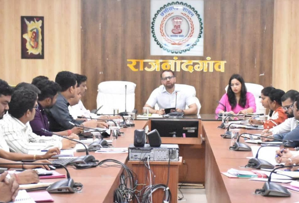 अटल मॉनिटरिंग पोर्टल के मापदण्डों के अनुरूप सभी विभाग शासन की योजनाओं के क्रियान्वयन के लिए करें प्रभावी कार्य : कलेक्टर अटल मॉनिटरिंग पोर्टल के मापदण्डों के अनुरूप सभी विभाग शासन की योजनाओं के क्रियान्वयन के लिए करें प्रभावी कार्य : कलेक्टर