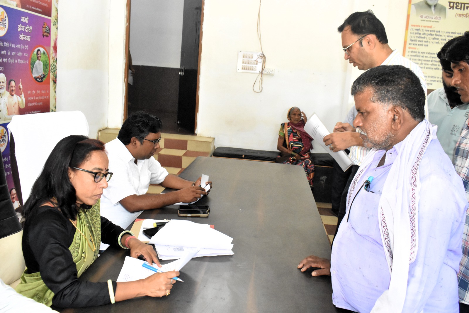 कलेक्टर जनदर्शन में अधिकारियों ने सुनी आम लोगों की समस्याएं कलेक्टर जनदर्शन में अधिकारियों ने सुनी आम लोगों की समस्याएं