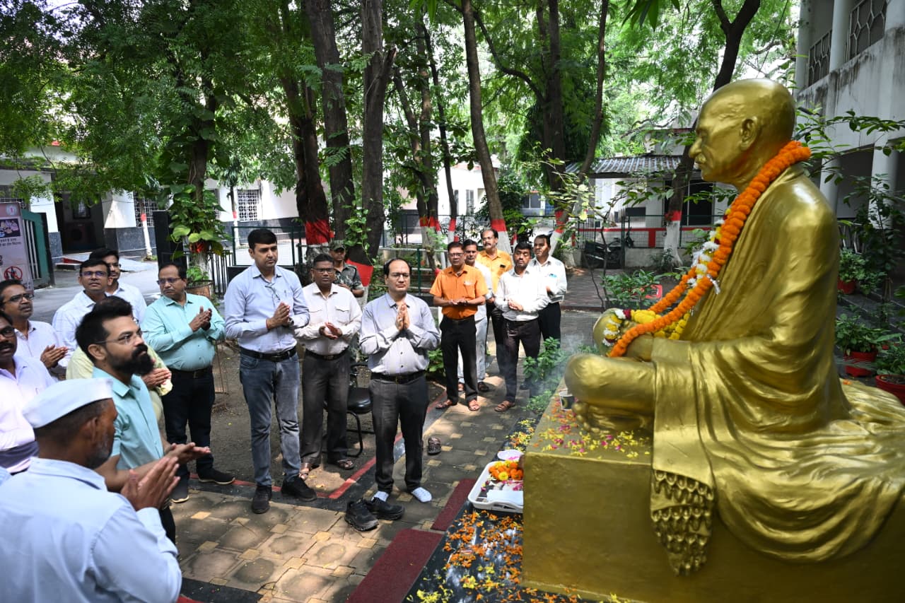 राष्ट्रपिता को जयंती पर जिला कार्यालय में श्रद्धांजलि राष्ट्रपिता को जयंती पर जिला कार्यालय में श्रद्धांजलि