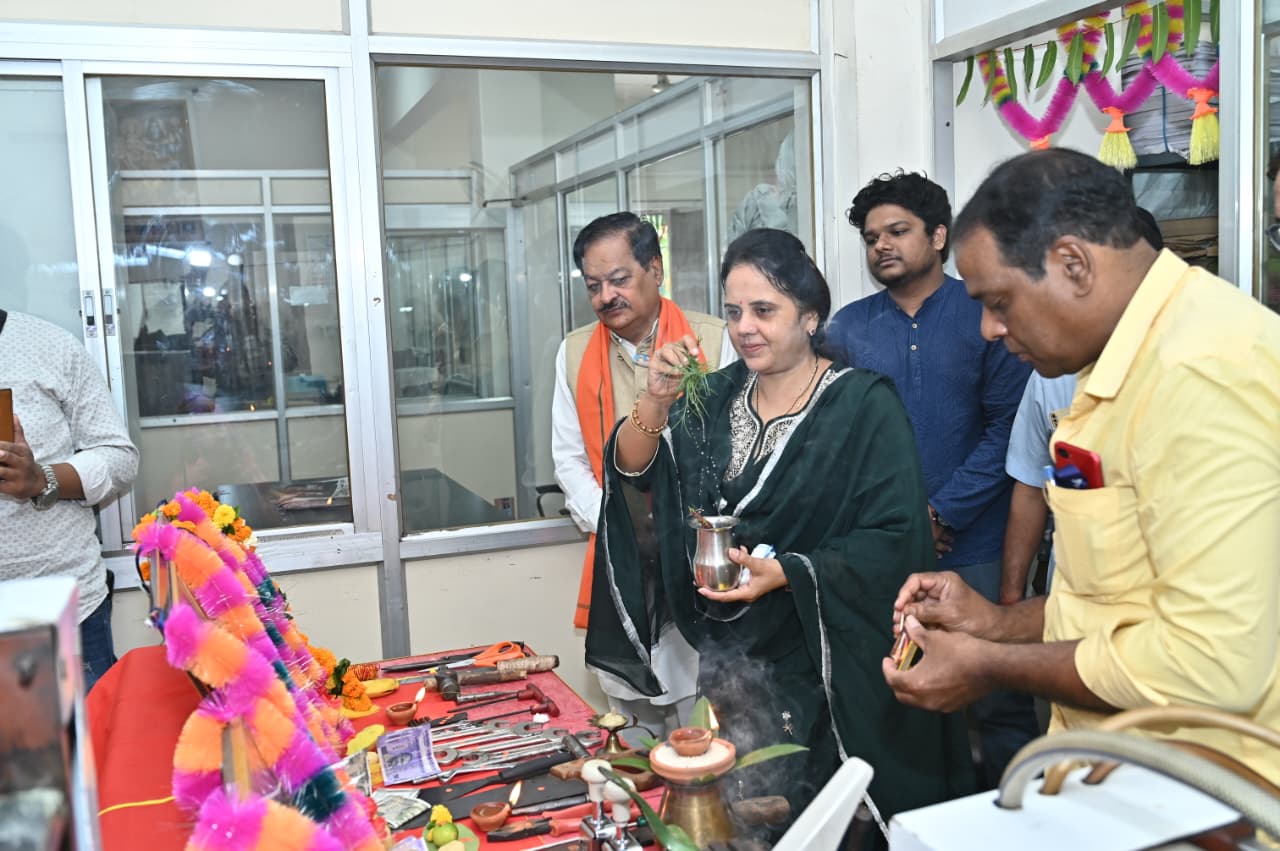 नगर निगम मुख्यालय में निगम ऑफसेट प्रेस और रावणभाठा फिल्टरप्लांट की मशीनों की विजयादशमी पर की परम्परागत पूजा नगर निगम मुख्यालय में निगम ऑफसेट प्रेस और रावणभाठा फिल्टरप्लांट की मशीनों की विजयादशमी पर की परम्परागत पूजा