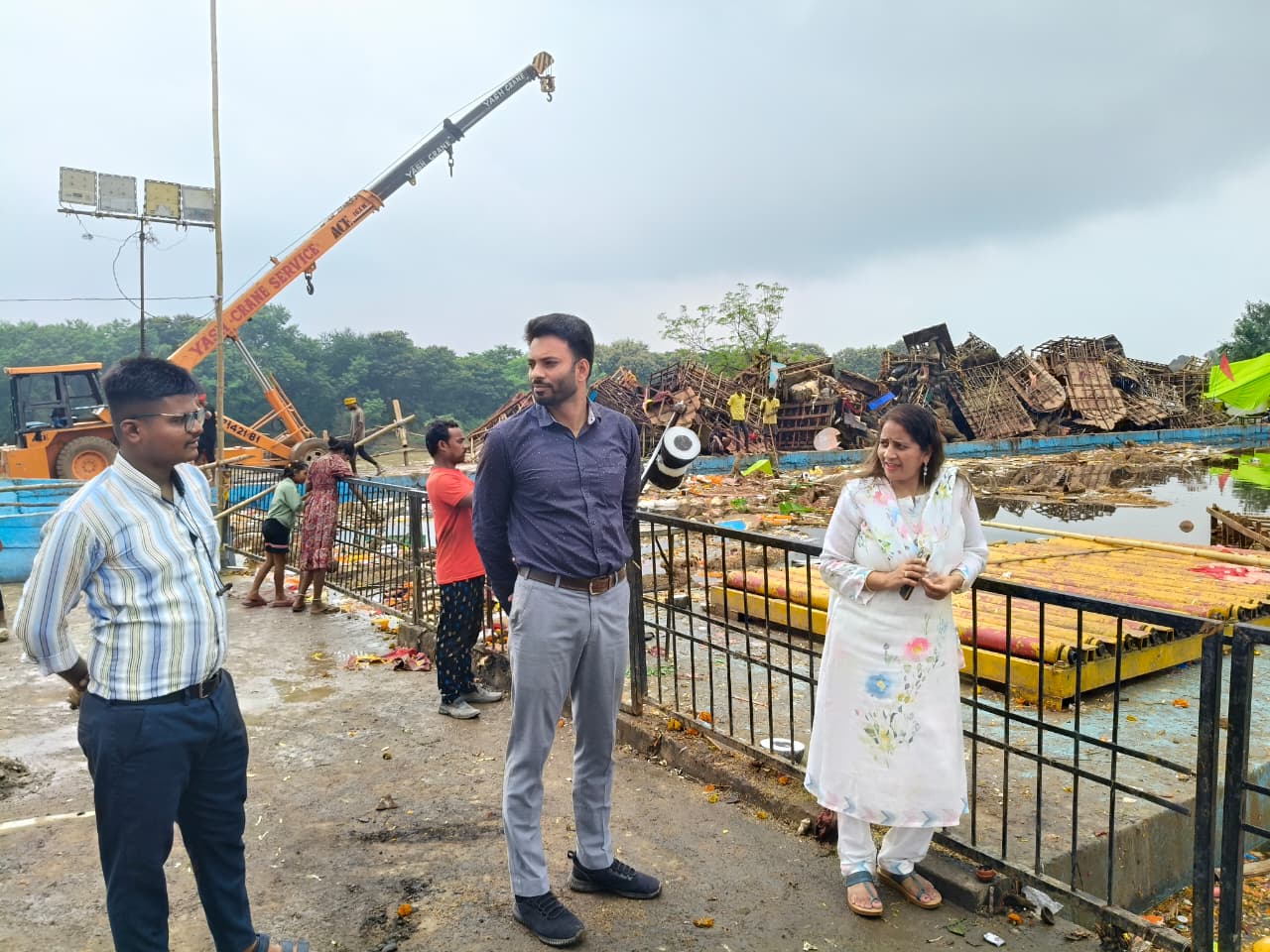 निगम आयुक्त के निर्देश पर जोन 8 जोन कमिश्नर ने किया महादेवघाट के समीप विसर्जन कुण्ड की सफाई व्यवस्था का प्रत्यक्ष निरीक्षण निगम आयुक्त के निर्देश पर जोन 8 जोन कमिश्नर ने किया महादेवघाट के समीप विसर्जन कुण्ड की सफाई व्यवस्था का प्रत्यक्ष निरीक्षण