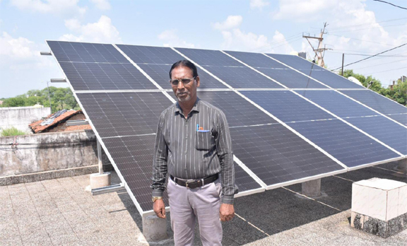 गिरधर देवांगन का घर बना मिनी पावरहाऊस गिरधर देवांगन का घर बना मिनी पावरहाऊस