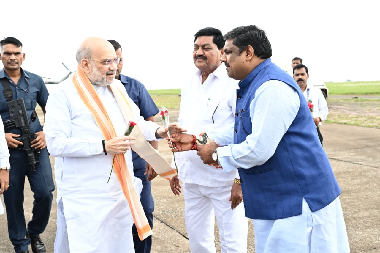 केंद्रीय गृह मंत्री अमित शाह का रायपुर आगमन, शिक्षा मंत्री गजेन्द्र यादव ने किया आत्मीय स्वागत केंद्रीय गृह मंत्री अमित शाह का रायपुर आगमन, शिक्षा मंत्री गजेन्द्र यादव ने किया आत्मीय स्वागत