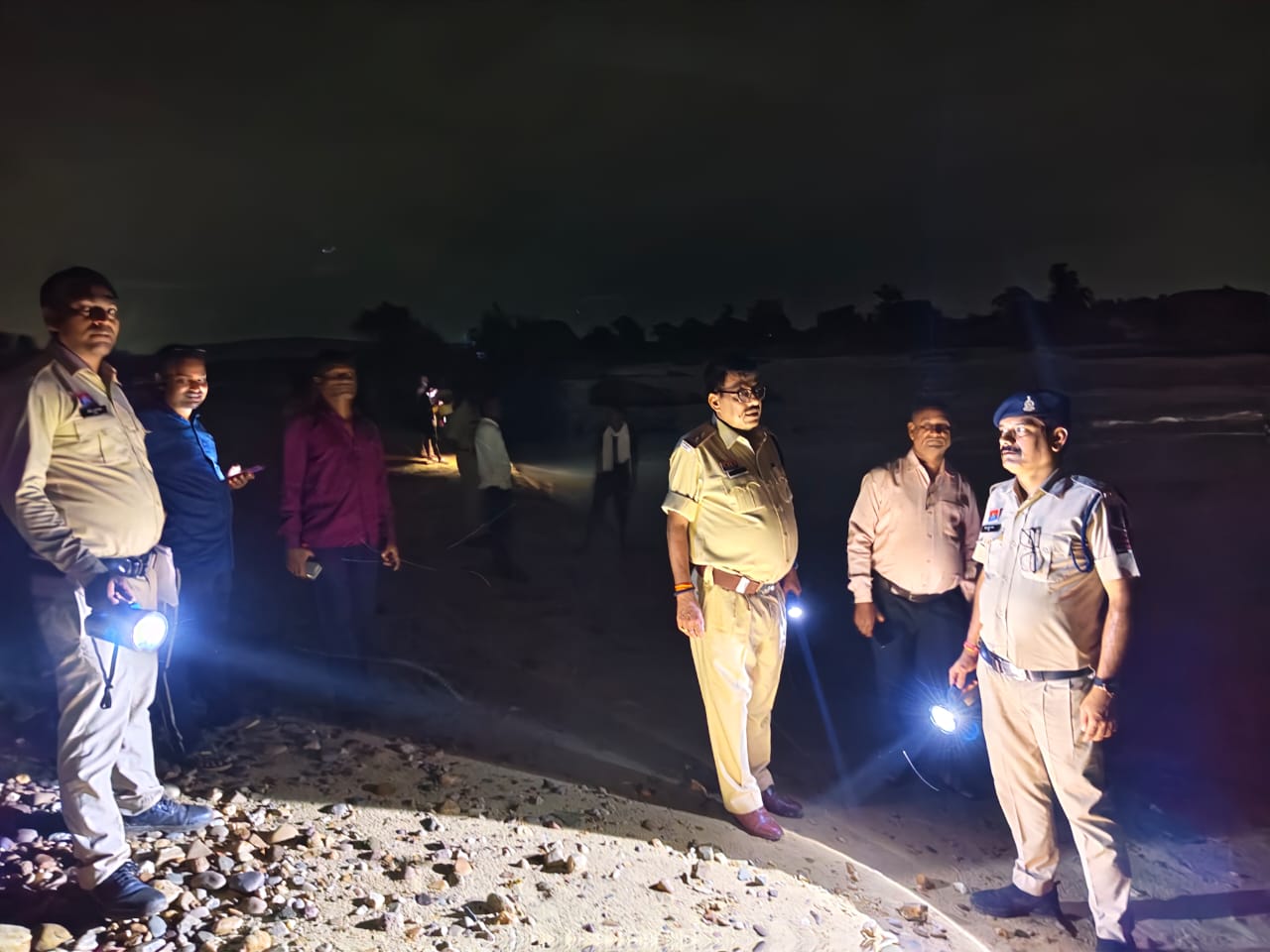 जांजगीर-चांपा में पिकनिक मनाने गए पांच लोग नदी में डूबे जांजगीर-चांपा में पिकनिक मनाने गए पांच लोग नदी में डूबे