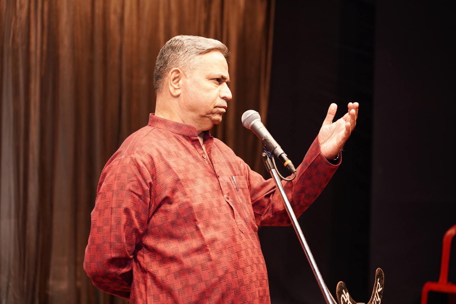 दीपक की कॉमेडी से लोटपोट हुए दर्शक दीपक की कॉमेडी से लोटपोट हुए दर्शक